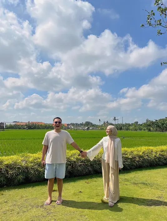 Bersama suami, Kesha Ratuliu banyak unggah potret kemesraannya. (FOTO: instagram.com/kesharatuliu05/)