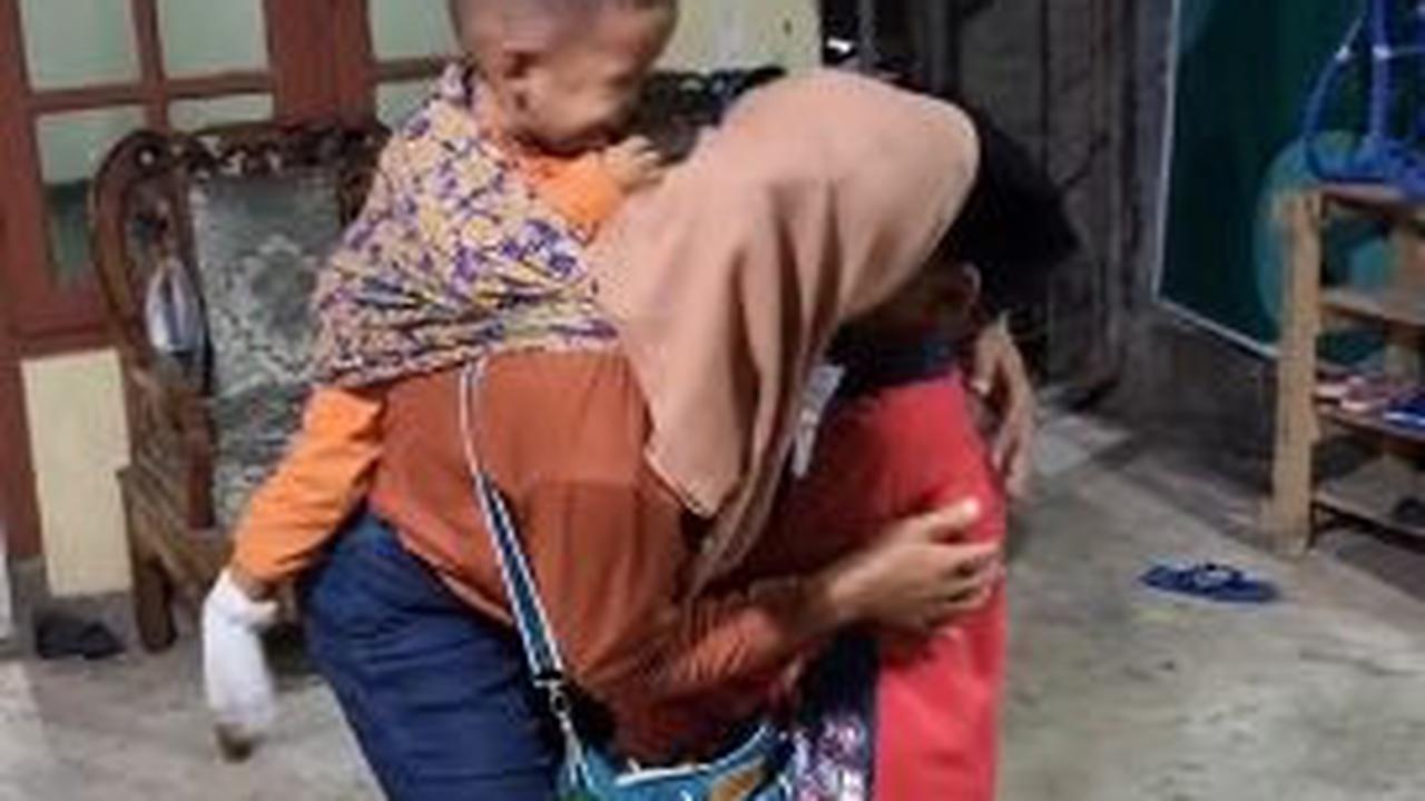 "Mama pulang dulu ya, yang sabar ya Nak. Pasti jadi anak sukses," ujar sang Ibu langsung memeluk putranya. <br>
