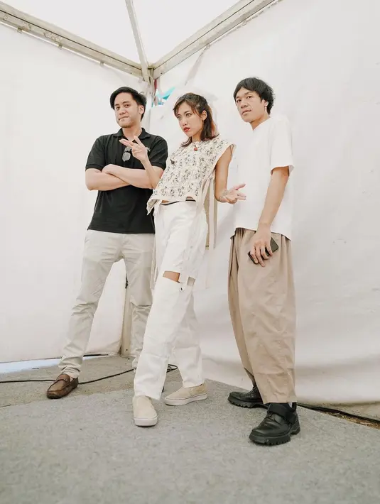 Perform di Surabaya, Widi Vierratale memilih kenakan outfit bernuansa putih. Memadukan vest bermotif dengan cutout cargo pants. Sentuhan veil kecil mempermanis penampilan Widi.[instagram/widikidiwdkdw]