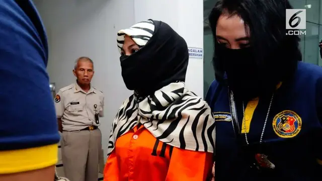 Polisi menangkap Sri Rahayu yang dituduh menghina Presiden Jokowi. Sri ternyata anggota sindikat penebar ujaran kebencian bernama Saracen