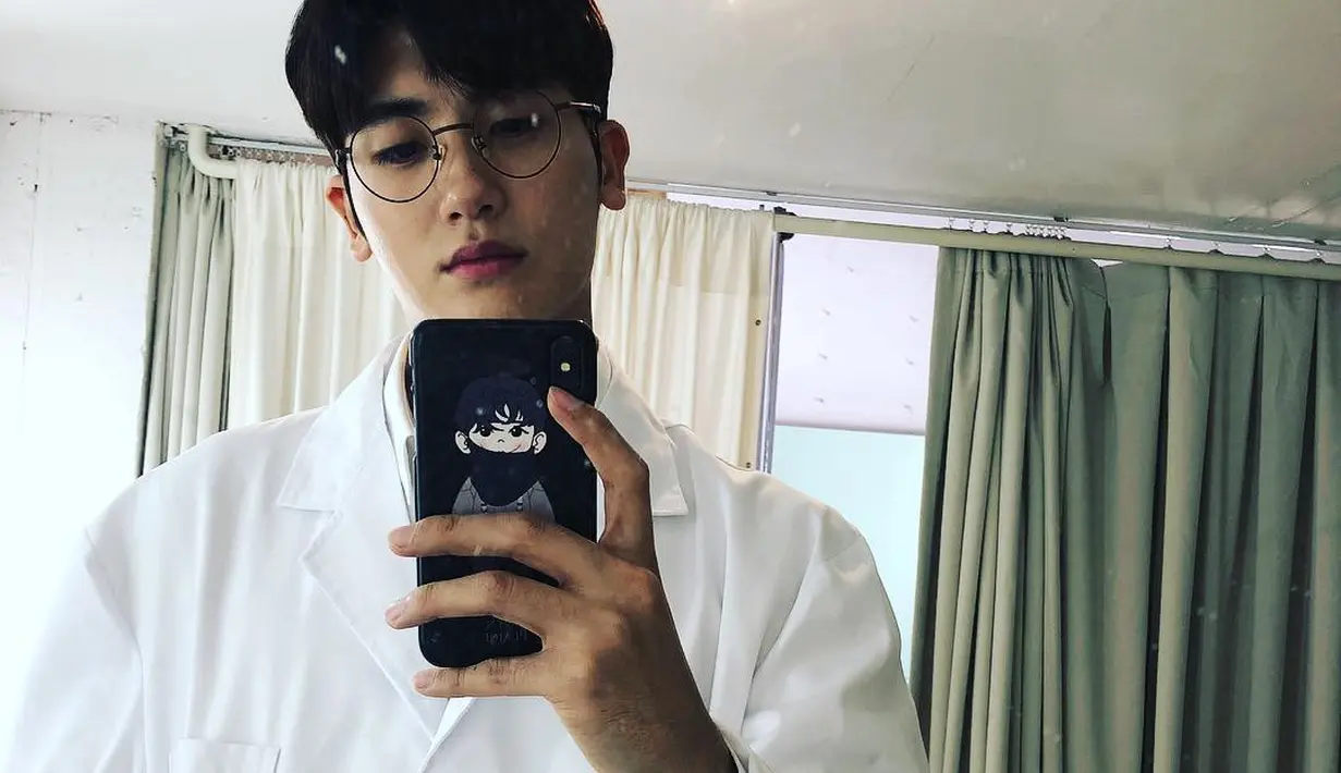 <p>Sebelum terjun ke dunia akting, Park Hyung-sik merupakan anggota dari grup idol ZE:A. Di bawah naungan Empire Entertainment, grup tersebut debut di tahun 2010. (FOTO: instagram.com/phs1116/)</p>