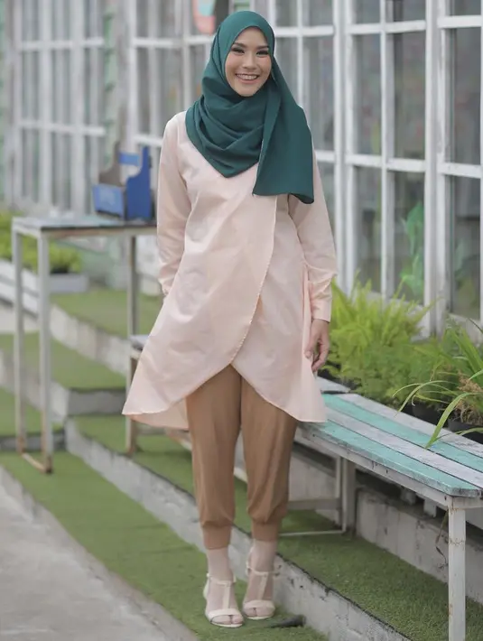 Tak selalu menggunakan warna senada untuk busana dan hijabnya. Seringkali Zaskia bermain warna dan menabrakan beberapa warna. Meski begitu, ia tetap terlihat cantik dan lebih ceria. (Instagram/zaskiadyamecca)