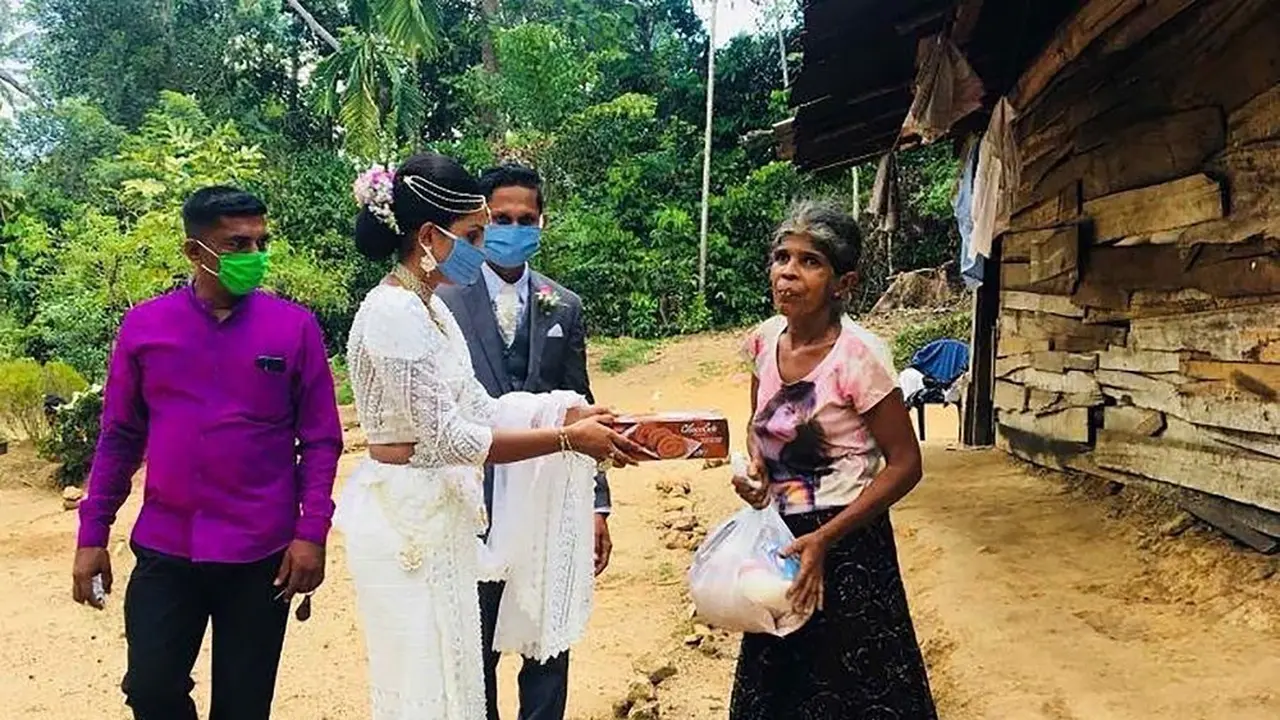 Tak Bisa Gelar Resepsi, Pengantin Berbagi Makanan Catering ke Orang Tak Mampu