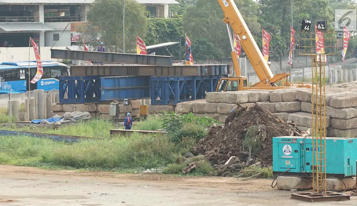 Pekerja beraktivitas di sekitar proyek Depok Metro Stater di Depok, Jawa Barat, Senin (17/6/2019). Proyek ini nantinya akan berbasis Transit Oriented Development (TOD) yang mensinergikan hubungan antarmoda dengan berbagai tipe transportasi. (Liputan6.com/Immanuel Antonius)