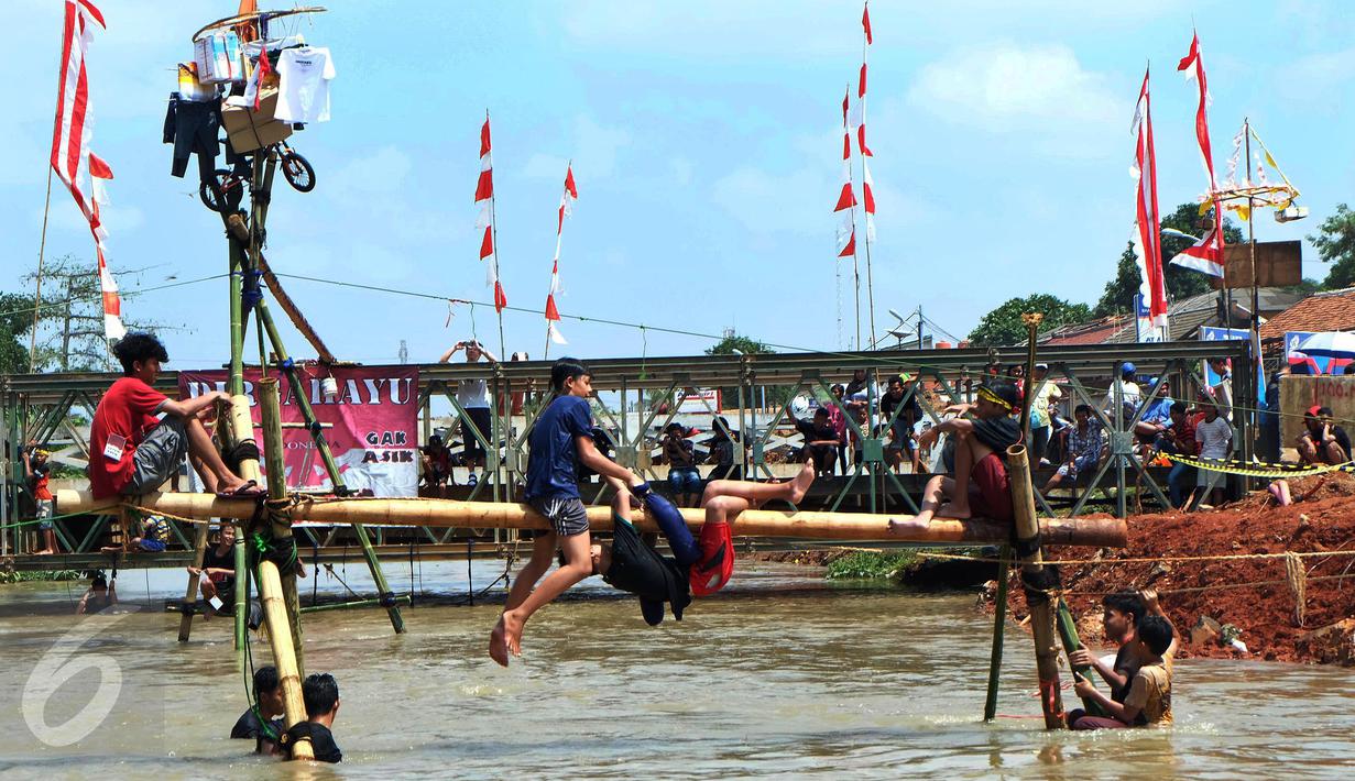 Peserta mengikuti lomba gebuk bantal di Kalimalang, Jakarta Timur, Senin (17/8). Lomba tersebut dalam rangka menyemarakkan perayaan HUT RI ke-71.(Liputan6.com/Johan Tallo)