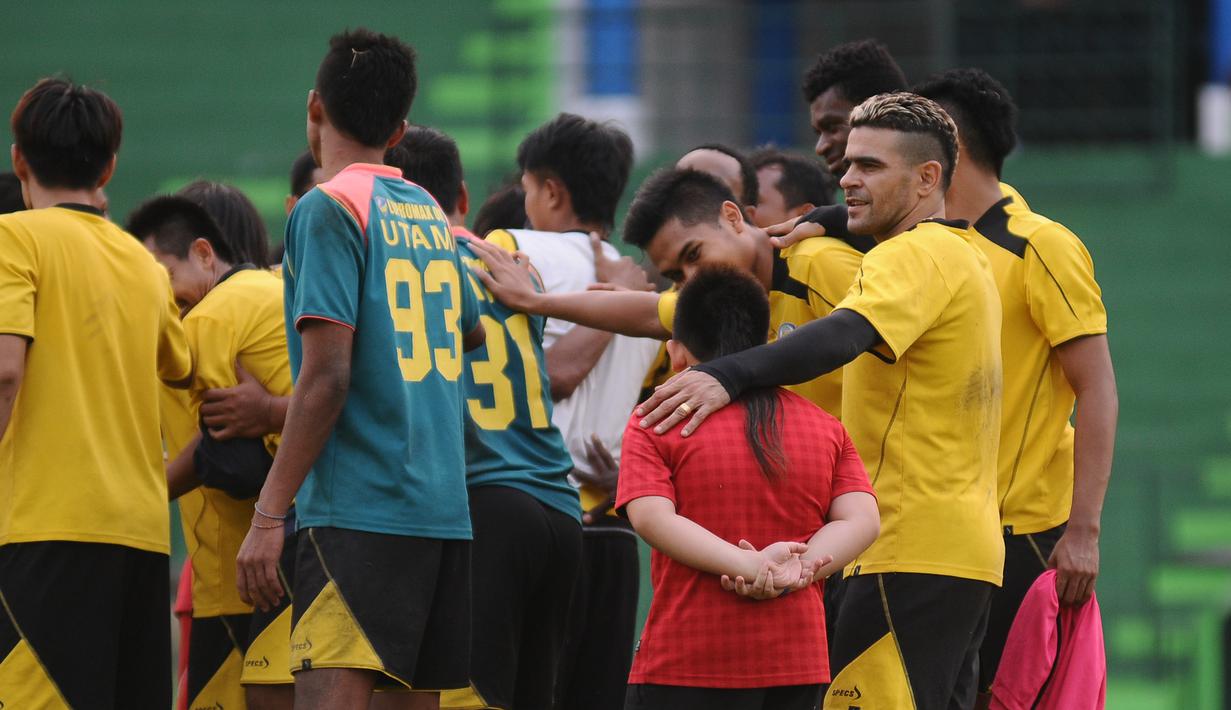 Cristian Gonzales dan anaknya Fernando Gonzales bersama pemain Arema Cronus di Stadion Gajayana, Malang, Jumat (30/10/2015). (Bola.com/Kevin Setiawan)