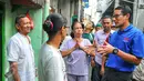 Calon Gubernur DKI Jakarta, Sandiaga Uno, tampak bebrincang dengan sejumlah warga Duri Pulo, Gambir, Jakarta, Kamis (5/5). Warga pun menyambut hangat pria yang akrab disapa Sandi Uno tersebut. (Liputan6.com/Yoppy Renato)