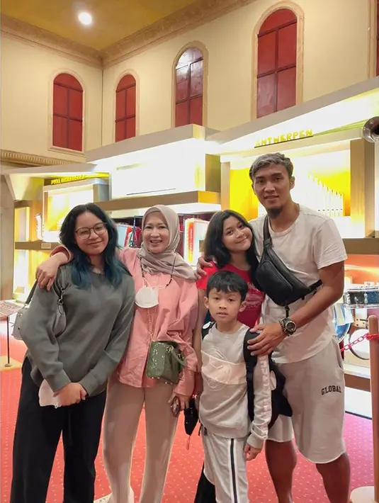 Gaya mereka bak masih pacaran meski telah satu dekade lebih menikah. Tentu, hal itu kerap menuai pujian hingga banyak doa dari netizen. Gunawan juga terlihat dekat dengan anak-anak Okie dari pernikahannya dengan Pasha. [Instagram/okieagustina_]