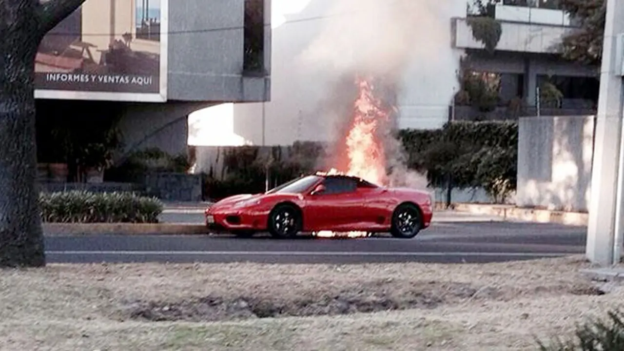 ferarri-terbakar-140122c.jpg