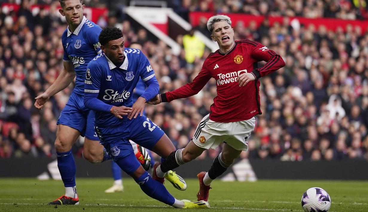 Gelandang Manchester United, Alejandro Garnacho dijatuhkan bek Everton, Ben Godfrey yang menghasilkan tendangan penalti kedua pada laga pekan ke-28 Premier League 2023/2024 di Old Trafford Stadium, Manchester, Sabtu (9/3/2024). (AP Photo/Dave Thompson)