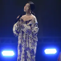 Sukses dengan penampilan nyentiknya, Isyana Sarasvati memukau penonton Hut SCTV ke 28 dengan Bohemian style. Hair do Isyana juga kece abis, walaupun simpel tapi manis. (Kapanlagi.com/Bayu Herdianto)
