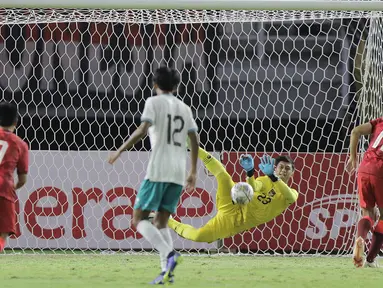 Aditya Arya Nugraha harus menggantikan posisi Cahya Supriadi dibawah mistar gawang Timnas Indonesia U-20 usai insiden yang terjadi pada menit ke-59, ketika bersua Hong Kong pada laga kedua Grup F Kualifikasi Piala Asia U-20 2023. (Bola.com/Ikhwan Yanuar)