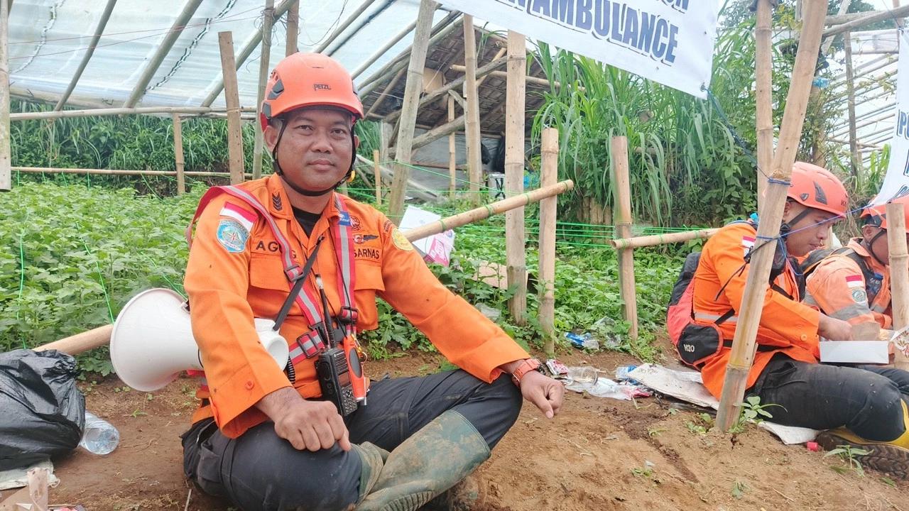 Pesan Istri dan Anak, Pelipur Lelah Petugas SAR Mencari Korban Longsor Cisarua Bandung Barat