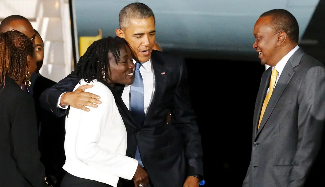 Presiden AS, Barack Obama (kedua kanan) merangkul saudara tirinya saat tiba di bandara intenasional Kenyatta, Nairobi, Kenya, (24/7/2015). Ini merupakan kunjungan pertama Obama ke kenya sebagai Presiden AS. (REUTERS/Jonathan Ernst)