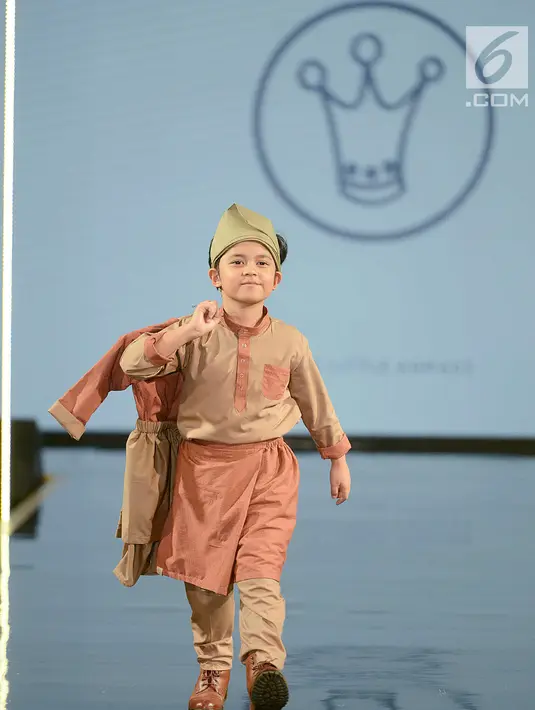 Model anak membawakan busana rancangan desainer Three Little Ahmads pada Jakarta Modest Fashion Week (JMFW) 2018 di Gandaria City, Jakarta, Sabtu (29/7). Fashion ini merupakan  wadah untuk menujukkan karya terbaik dan kreatif. (Kapanlagi/Bayu Herdianto)