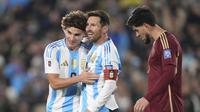 Skuad Timnas Argentina merayakan gol Lionel Messi ke gawang Timnas Venezuela, Jumat (5/9/2025) (AP Photo/Natacha Pisarenko)