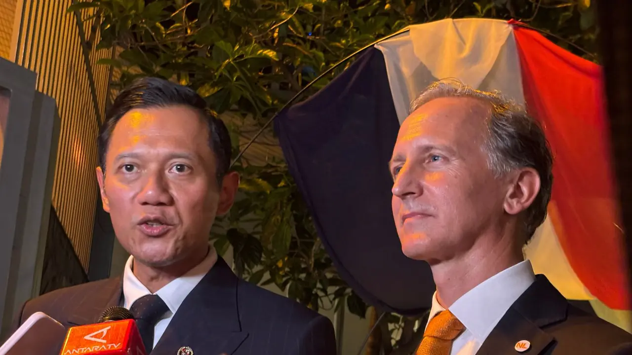 Menteri Koordinator Bidang Infrastruktur dan Pembangunan Kewilayahan Agus Harimurti Yudhoyono dan Duta Besar Belanda untuk Indonesia, Timor-Leste, dan ASEAN Marc Gerritsen di Kedubes Belanda, Jakarta, Kamis (23/4/2026).