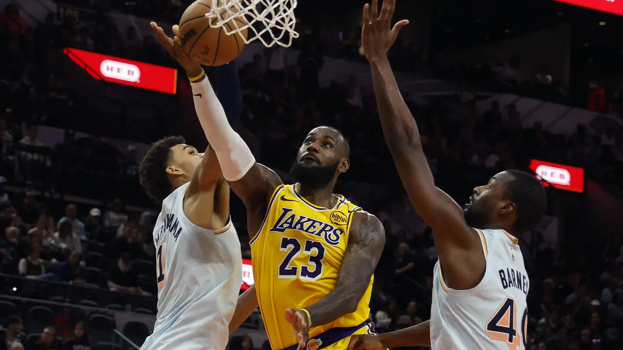 Aksi pemain Lakers LeBron James melakukan layup saat mengalahkan Spurs di NBA 2024/2205