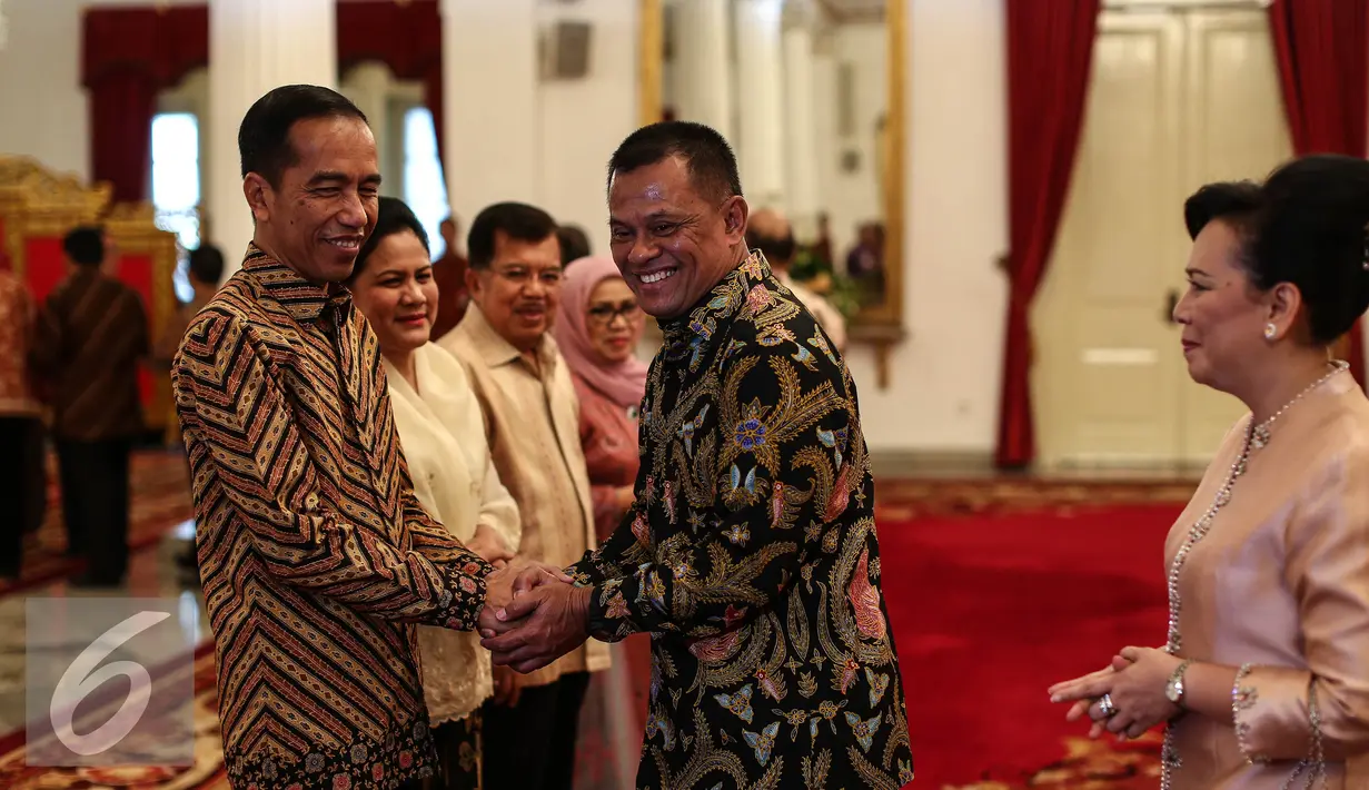 Presiden Joko Widodo bersalaman dengan Panglima TNI Jenderal TNI Gatot Nurmantyo dalam Silaturahmi Idul Fitri 1437 H di Istana Negara, Jakarta, Senin (11/7). (Liputan6.com/Faizal Fanani)