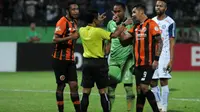 Pemain Perseru melakukan protes kepada wasit ketika Arema mendapatkan penalti di Stadion Gajayana, Malang, Rabu (6/6/2018). (Bola.com/Iwan Setiawan)