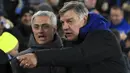 Ekspresi pelatih Manchester United, Jose Mourinho dan pelatih Everton, Sam Allardyce (kanan) saat laga Premier League di Goodison Park, Liverpool, (1/1/2018). MU menang 2-0. (Peter Byrne/PA via AP)