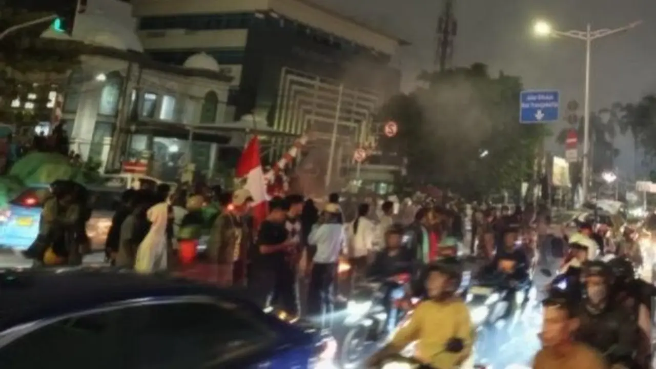 Demo Pecah Lagi di Otista Jumat Malam, Warga Tutup Jalan dan Bakar Ban