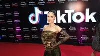 Cinta Laura Tampil Menyala di TikTok Awards Indonesia 2025