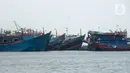 Kapal tangkap ikan GT 30 bersandar di Pelabuhan Muara Baru dan Pelabuhan Angke, Jakarta, Sabtu (9/10/2021). Dengan terbitnya PP Nomor 85 Tahun 2021, PNBP untuk para nelayan mengalami kenaikan sebesar 600 persen dari tarif biasanya. (merdeka.com/Imam Buhori)