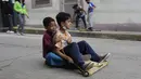 Anak-anak berpartisipasi dalam perlombaan jalanan tradisional "carruchas", sebutan untuk mobil kayu darurat di Caracas, Venezuela, Sabtu (18/12/2021). Anak laki-laki dan perempuan berusia antara 4 hingga 15 tahun berpartisipasi dalam perlombaan tersebut. (AP Photo/Ariana Cubillos)