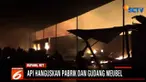 Dugaan sementara api disebabkan adanya hubungan pendek arus listrik.