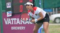 Petenis tunggal putri Indonesia, Aldila Sutjiadi saat tampil menghadapi Thailand pada laga final nomor beregu putri cabor tenis SEA Games 2023 di Morodok Techo Stadium, Phnom Penh, Kamboja, Selasa (9/5/2023). (Bola.com/Abdul Aziz)