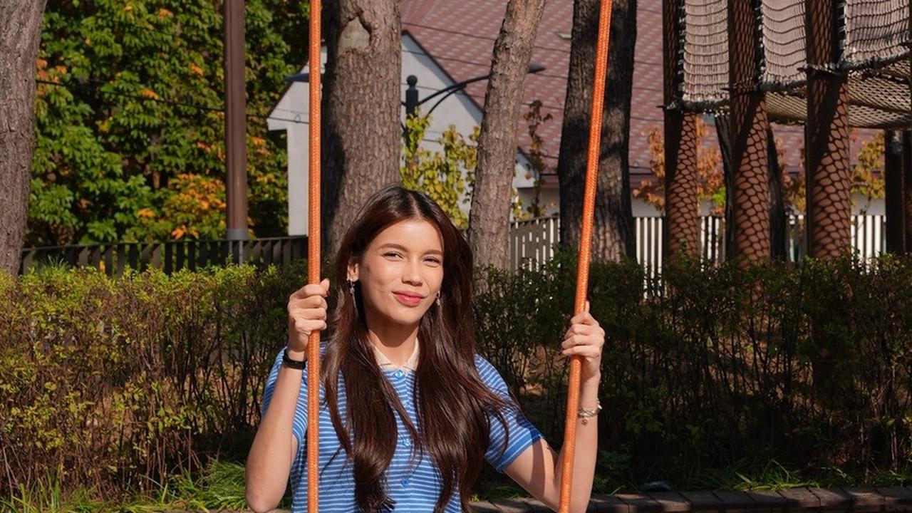 7 Potret Sabrina Chairunnisa Recreate Adegan Drakor 'LOVE NEXT DOOR', Rela Pakai Baju Tipis di Musim Gugur - Dipuji Mirip Bae Seok Ryu