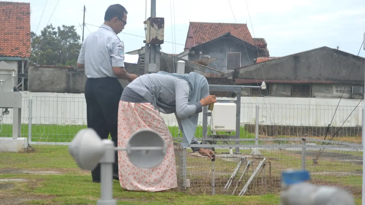 Petugas BMKG Pos Pengamatan Cilacap.  (Foto: Liputan6.com/Dimas/Muhamad Ridlo).