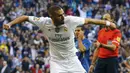 Striker Real Madrid, Karim Benzema, merayakan gol keduanya ke gawang Getafe pada laga La Liga di Stadion Santiago Bernabeu, Spanyol, Sabtu (5/12/2015). (EPA/J.P.Gandul)