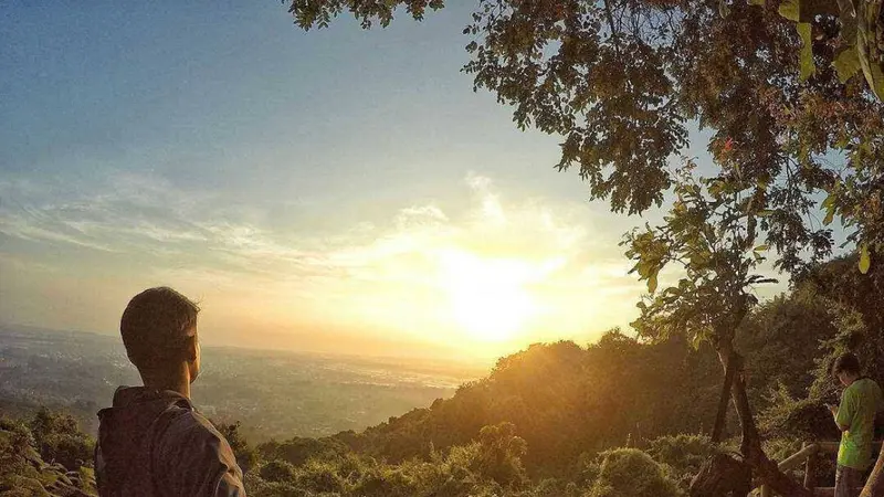 Seorang pendaki berada di Gunung Pinang yang berlokasi di Serang Banten