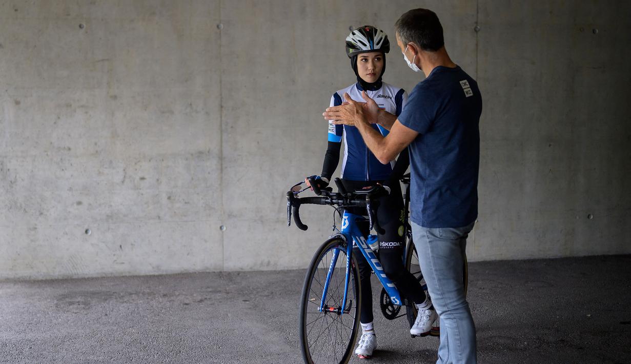 Pelatihnya, Jean-Jacques Henry (kanan) menyebut bahwa Ali Zada adalah pembalap sepeda jalan raya putri terbaik yang pernah dihasilkan Afganistan. Dirinya juga terkesan dengan kemajuan pesat sang atlet. (Foto: AFP/Fabrice Cofrini)