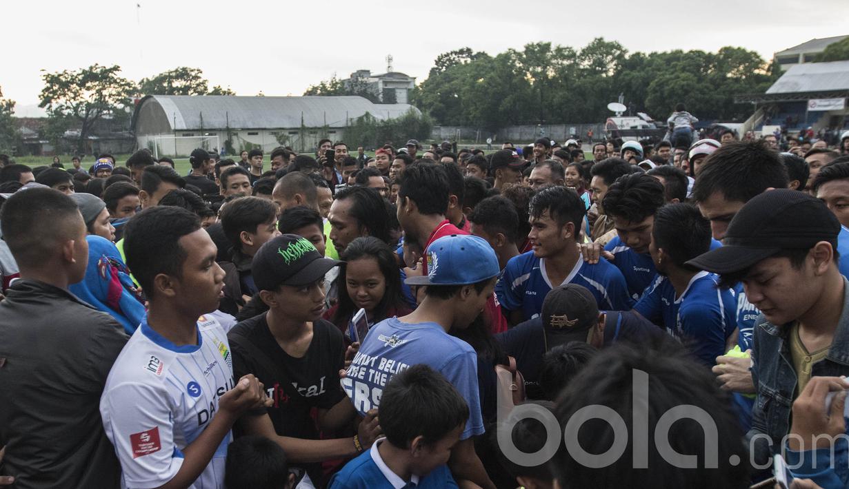 Para Bobotoh langsung menghampiri pemain Persib Bandung seusai latihan untuk meminta tanda tangan atau sekedar menyapa. Rencananya Michael Essien akan menjalani latihan perdana pada sore esok hari. (Bola.com/Vitalis Yogi Trisna)