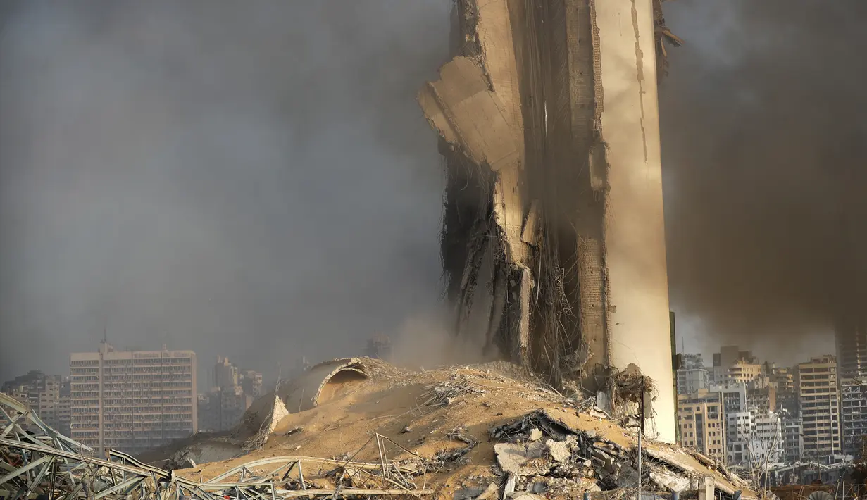 Puing-puing bangunan setelah setelah ledakan besar di Beirut, Lebanon, Selasa, (4/8/2020). Saksi mata melihat banyak orang terluka oleh kaca terbang dan puing-puing akibat ledakan besar tersebut. (AP Photo/Hussein Malla)