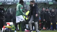 Manajer Plymouth Argyle, Miron Muslic, memeluk Darko Gyabi dari Plymouth Argyle setelah pertandingan sepak bola putaran keempat Piala FA Inggris antara Plymouth Argyle dan Liverpool di stadion Home Park di Plymouth, Inggris, Minggu, 9 Februari 2025. (AP Photo/Alastair Grant)