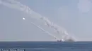 Sebuah gambar yang di rilis oleh Kementerian Pertahanan Rusia saat penyerangan terhadap Militan ISIS di Suriah dengan menggunakan rudal dari kapal selam Militer Rusia. (Dailymail.co.uk)
