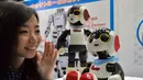 Sebuah robot humanoid "Robi jr." yang dapat berbicara beberapa 1.000 frase di Japan Robot Week 2014, Tokyo, Rabu (15/10/2014) (AFP PHOTO/Yoshikazu Tsuno)
