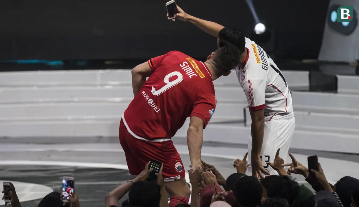 Pemain Persija Jakarta, Marko Simic dan Gunawan Dwi Cahyo selfie saat peluncuran Liga 1 Indonesia 2018 di Studio 5 Indosiar, Jakarta, Senin (19/3/2018). Liga 1 akan mulai digelar pada Jumat (23/3). (Bola.com/Vitalis Yogi Trisna)