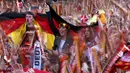 Aksi Fans Jerman saat mendukung timnya melawan Prancis pada pada emi-final piala Eropa 2016 di Stade Velodrome, Marseille (7/7/2016). (REUTERS/Hannibal Hanschke)