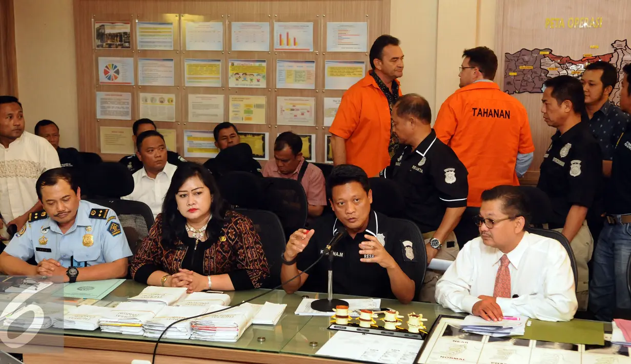 Dirreskrimum Polda Metro Jaya Kombes Pol Krishna Murti (kedua kanan) memberikan keterangan penahanan dua WN Australia terkait kasus dugaan malapraktik klinik chiropractic di Mapolda Metro Jaya, Jakarta, kamis (28/1/2016). (Liputan6.com/Helmi Fithriansyah)