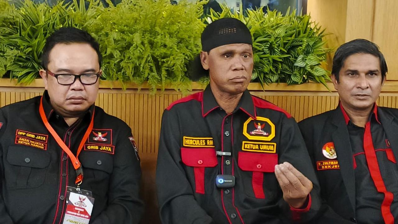 Ketua Umum DPP Grib Jaya, Hercules Rosario de Marshal (tengah) (Istimewa)