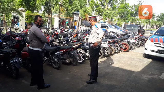 Anggota Polres Gorontalo saat mengamankan puluhan ranmor balapan liar (Arfandi Ibrahim/Liputan6.com)