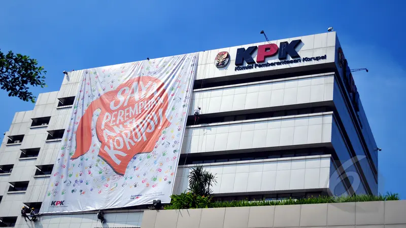 Peringati Hari Kartini, Perempuan Antikorupsi Pasang Banner Raksasa di KPK