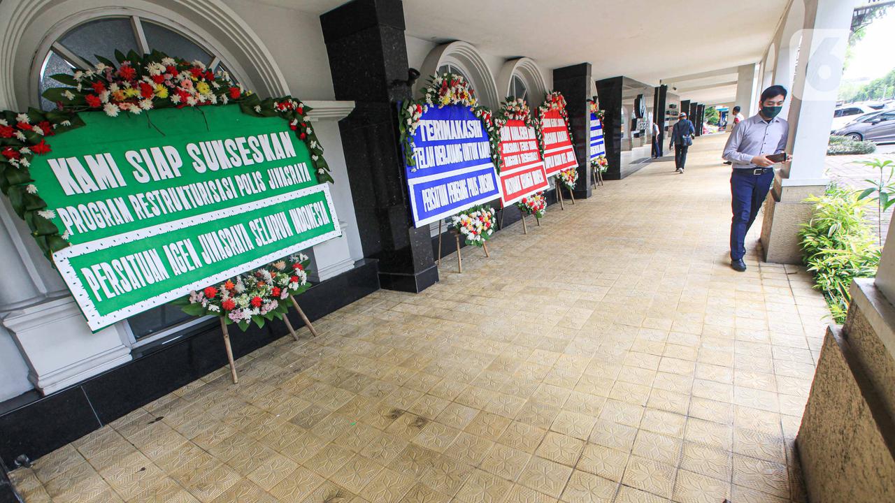 FOTO: Dukung Penyelamatan Polis, Nasabah Kirim Karangan Bunga ke Kantor Jiwasraya