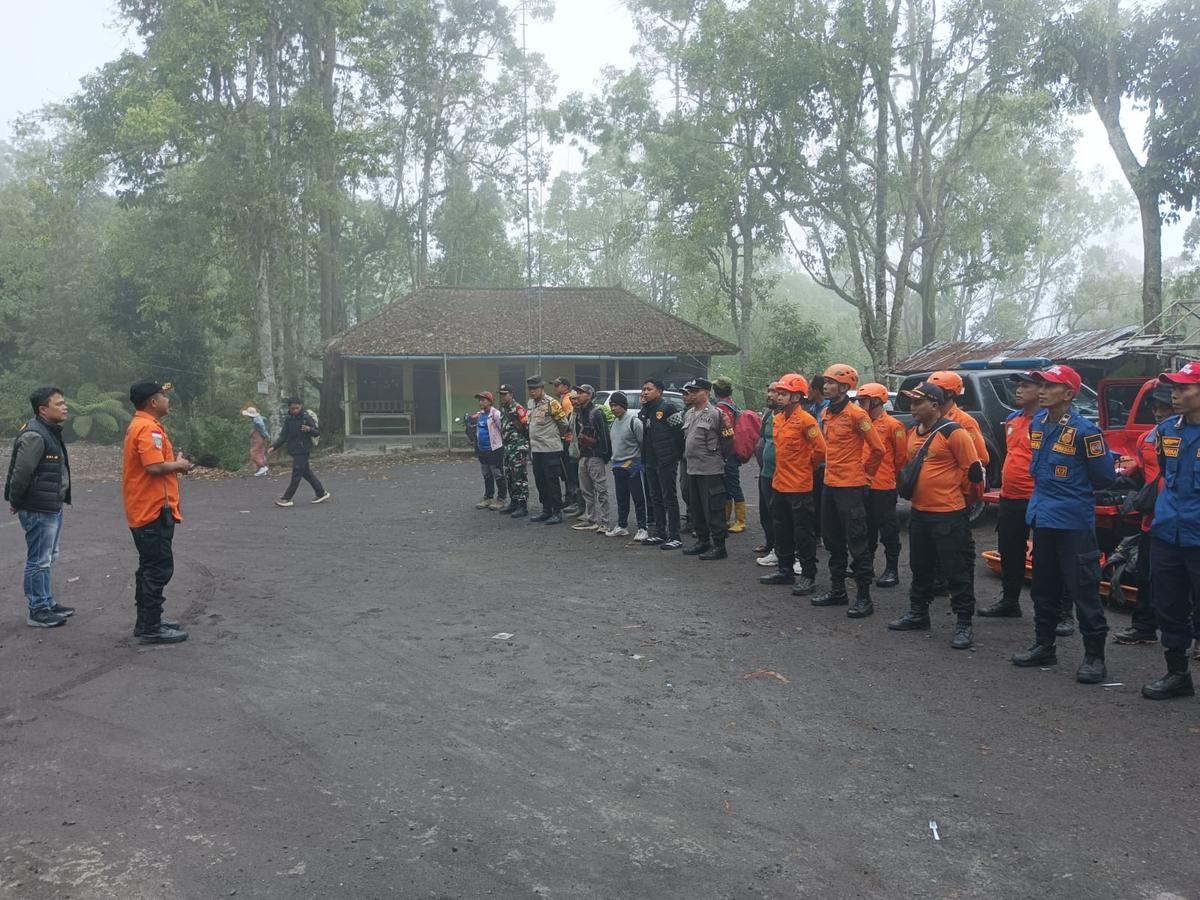 Tim SAR melakukan pencarian dua pendaki dilaporkan tersesat saat turun dari Gunung Agung, Kabupaten Karangasem, Bali, Rabu (9/9). (Foto Humas Basarnas Bali).