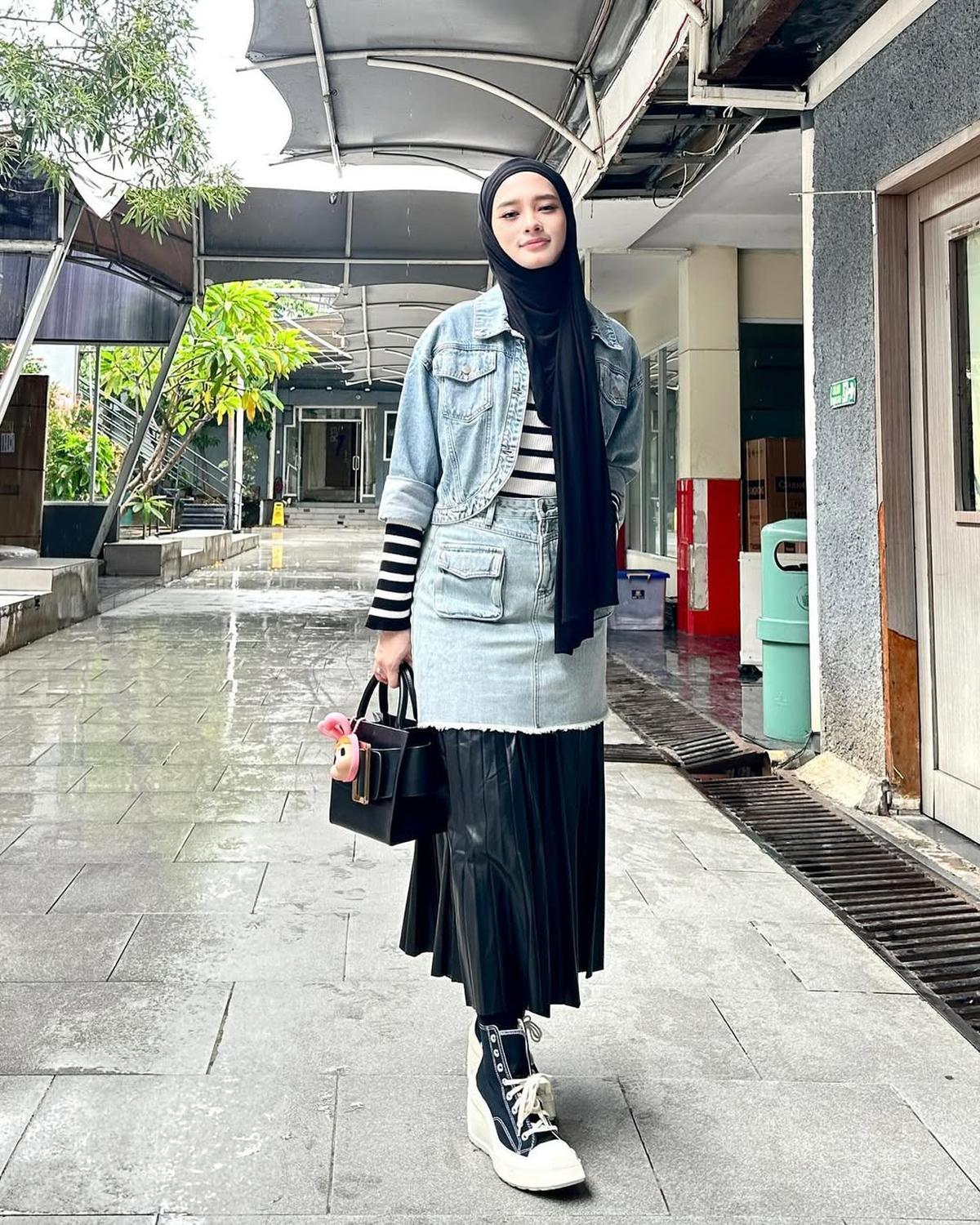 Potret Cantik Inara Rusli Tampil Stylish Padukan Busana Denim